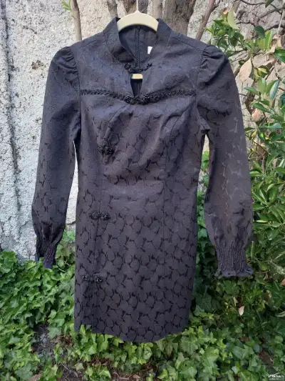 Vestido negro elegante con detalles bordados - miniatura 1