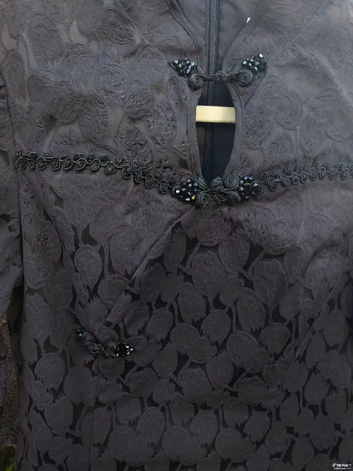 Vestido negro elegante con detalles bordados - 2