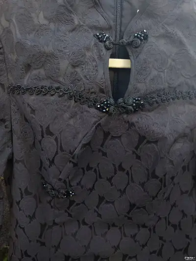 Vestido negro elegante con detalles bordados - miniatura 2