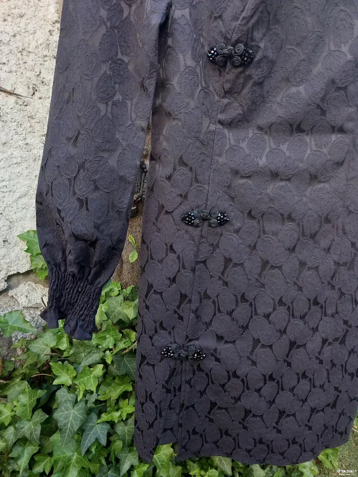 Vestido negro elegante con detalles bordados - 3