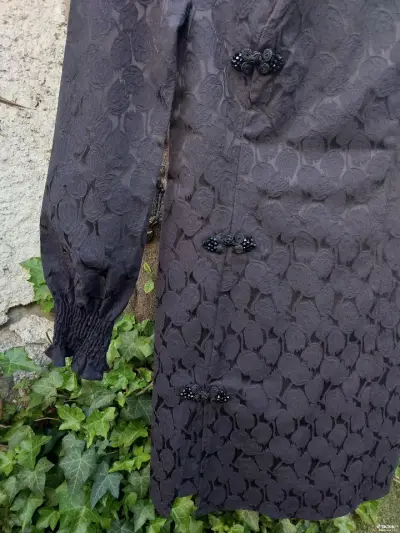 Vestido negro elegante con detalles bordados - miniatura 3