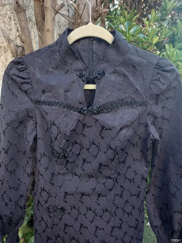 Vestido negro elegante con detalles bordados - 4