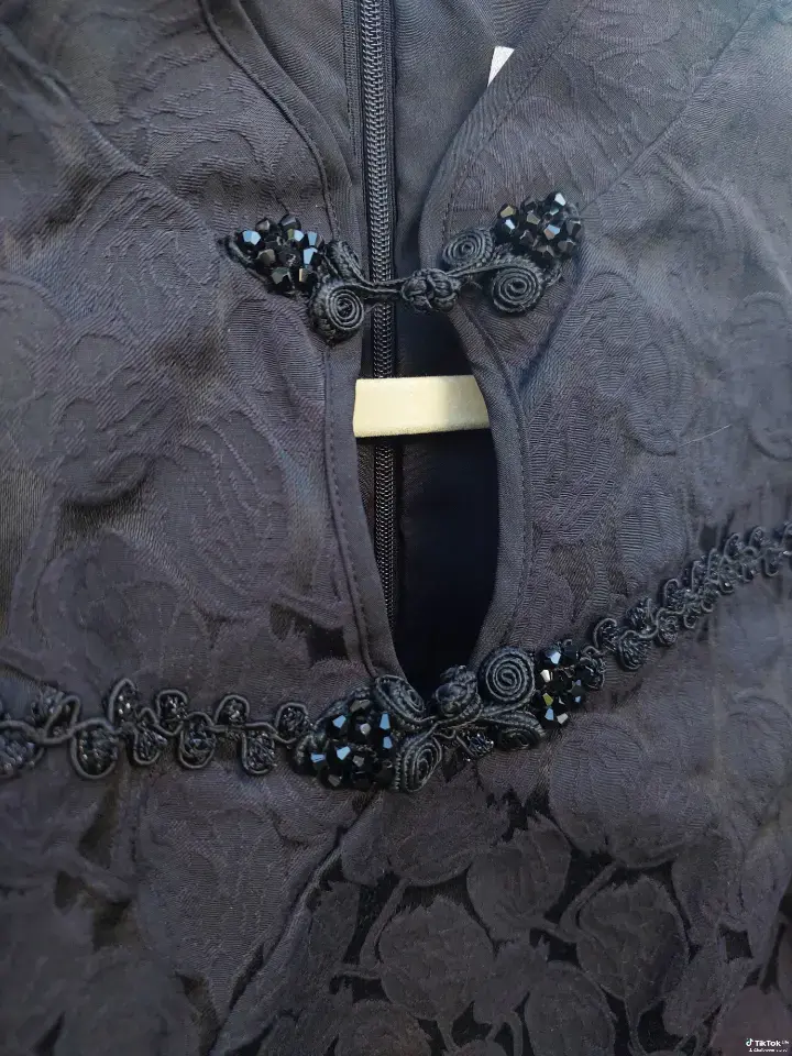 Vestido negro elegante con detalles bordados - 5