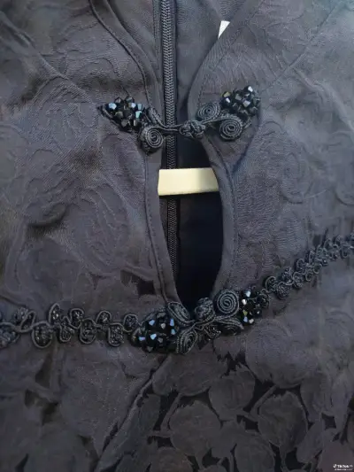 Vestido negro elegante con detalles bordados - miniatura 5