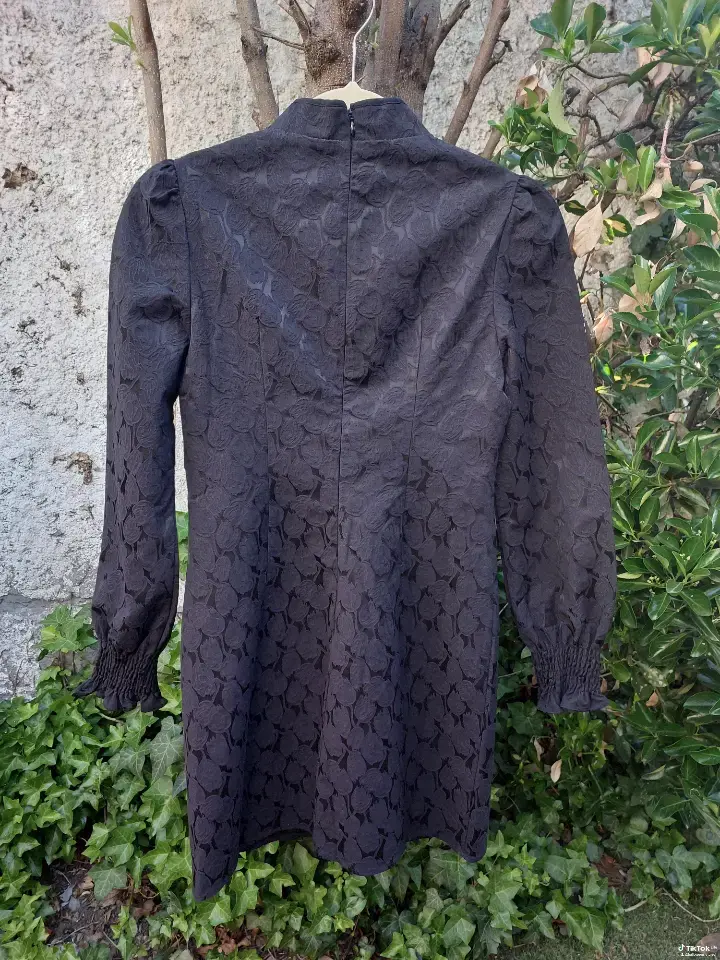 Vestido negro elegante con detalles bordados - 6