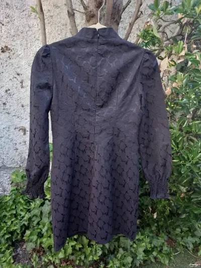 Vestido negro elegante con detalles bordados - miniatura 6