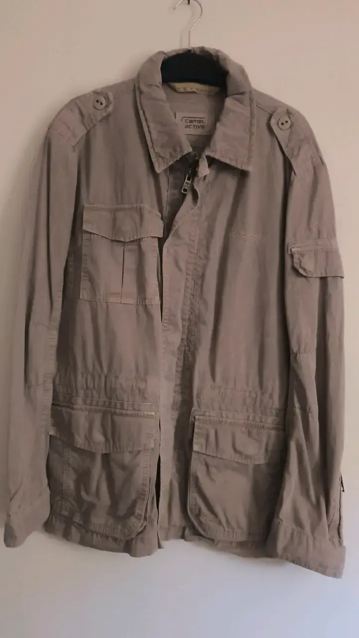 Chaqueta Camel Active beige con bolsillos