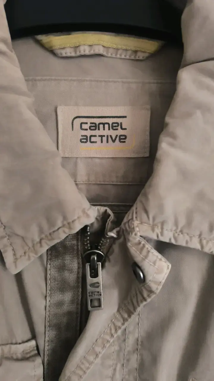 Chaqueta Camel Active beige con bolsillos - 2