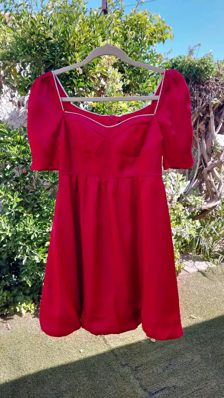 Vestido rojo con detalles brillantes