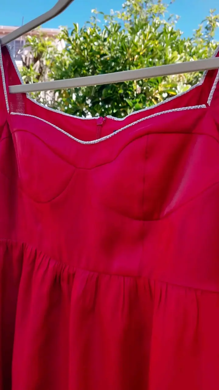 Vestido rojo con detalles brillantes - 2