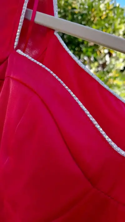 Vestido rojo con detalles brillantes - miniatura 3
