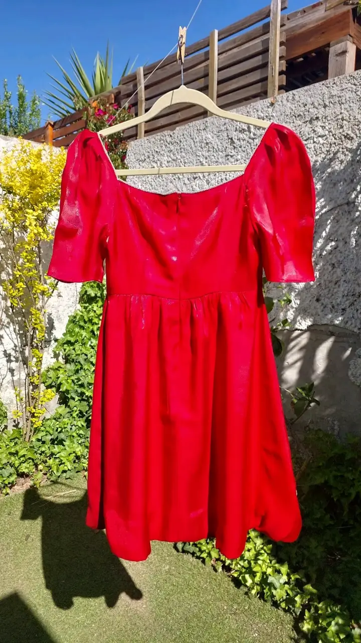 Vestido rojo con detalles brillantes - 4