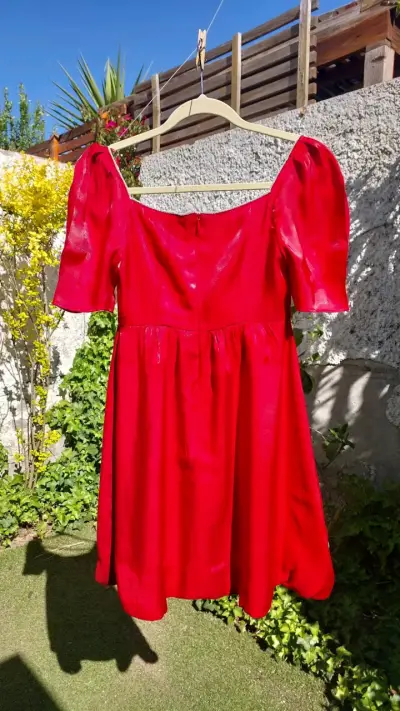 Vestido rojo con detalles brillantes - miniatura 4