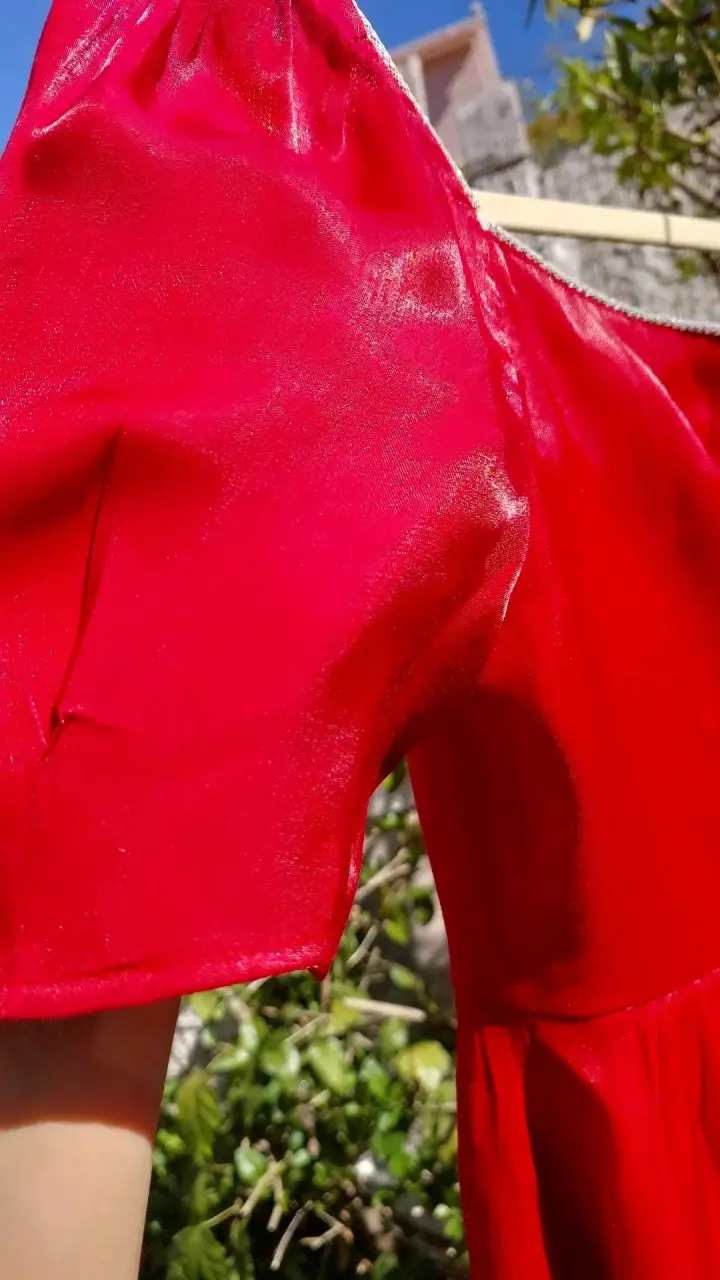 Vestido rojo con detalles brillantes - 5