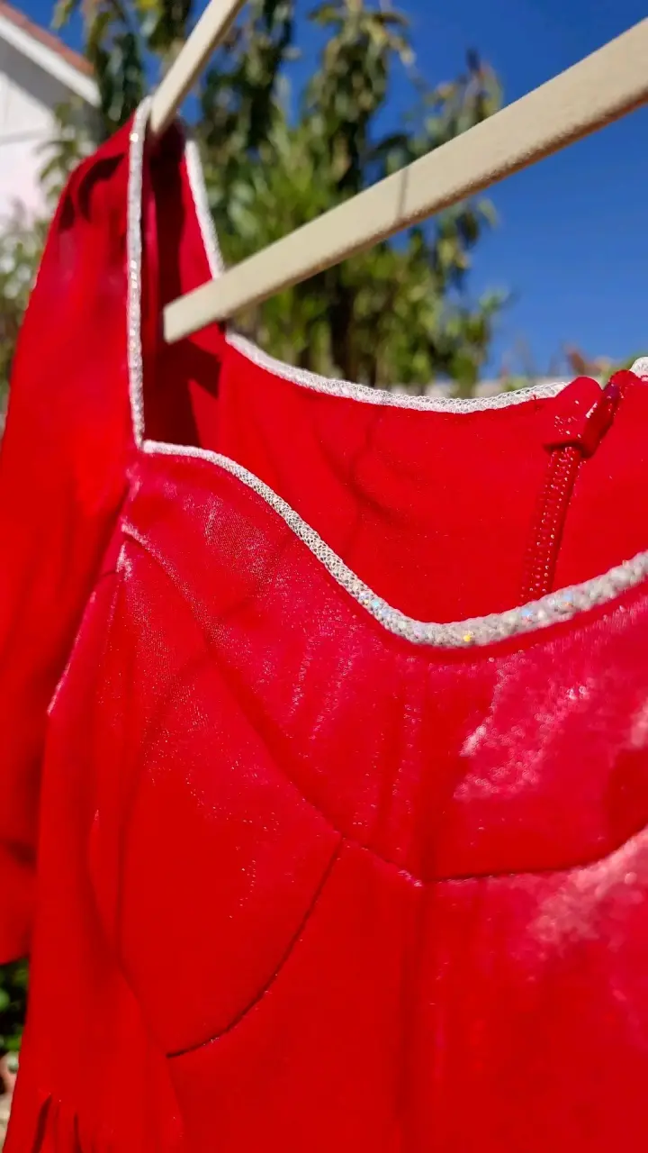 Vestido rojo con detalles brillantes - 6