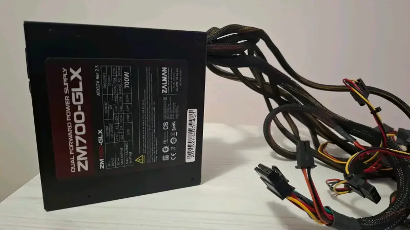Fuente de Poder Zalman ZM700-GLX 700W - 1