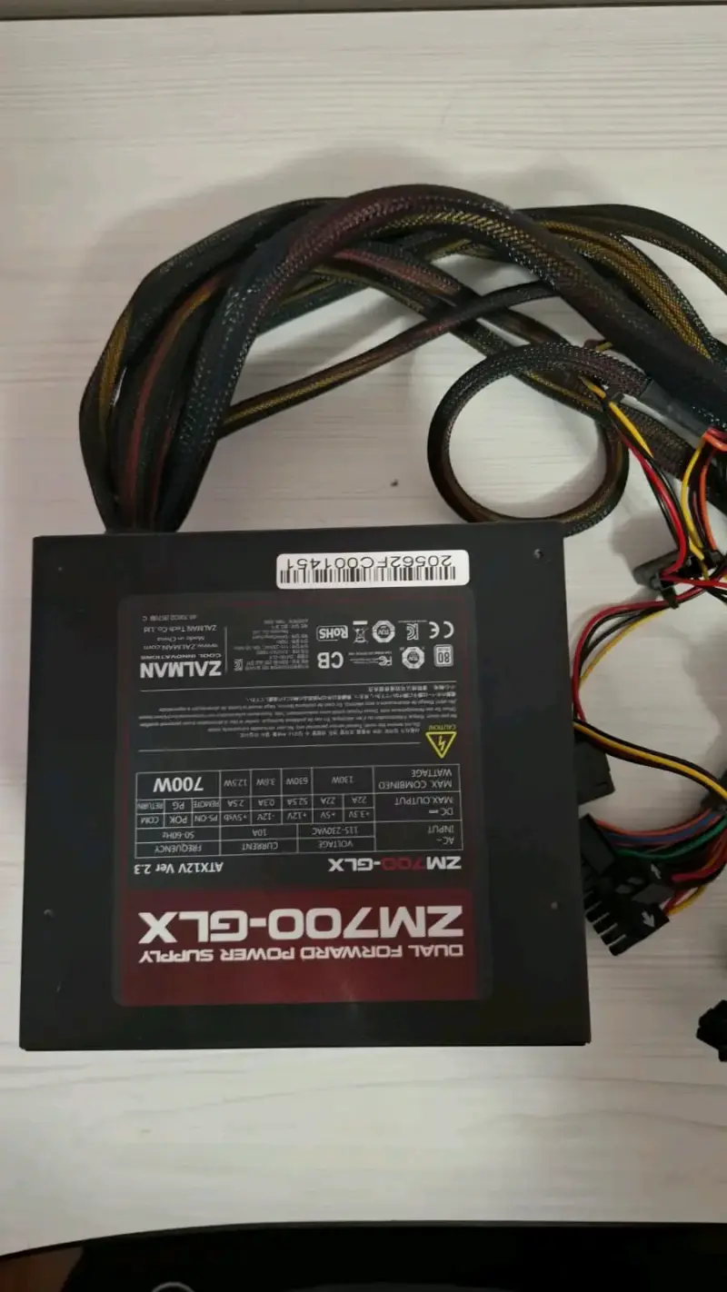 Fuente de Poder Zalman ZM700-GLX 700W - 2