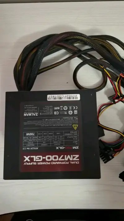 Fuente de Poder Zalman ZM700-GLX 700W - miniatura 2