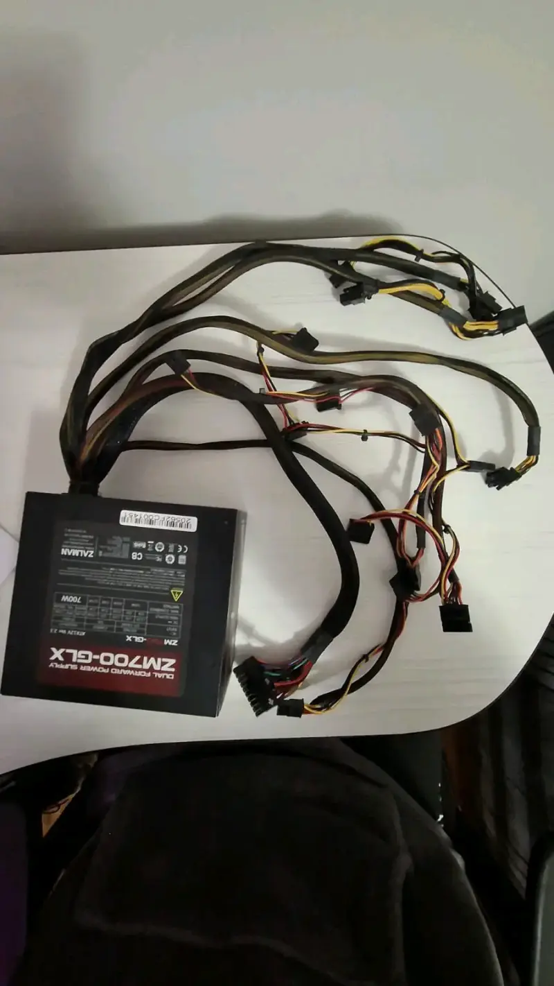 Fuente de Poder Zalman ZM700-GLX 700W - 3