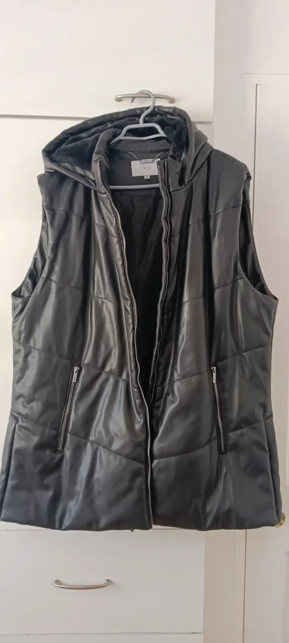 Chaqueta sin mangas negra con capucha - 1