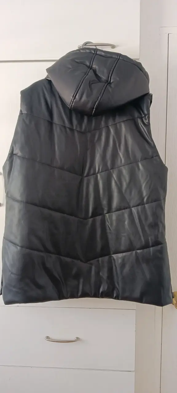 Chaqueta sin mangas negra con capucha - 2