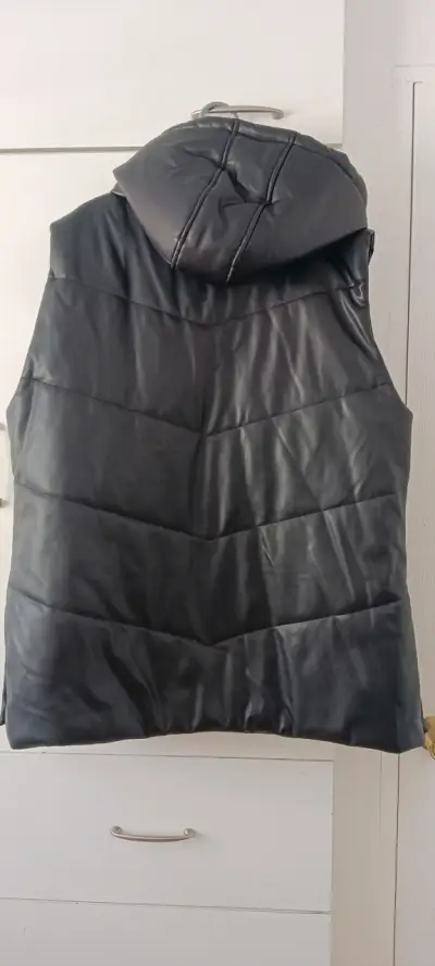 Chaqueta sin mangas negra con capucha - miniatura 2