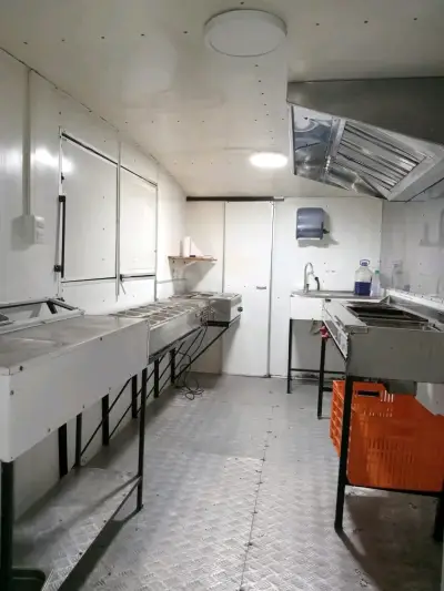 Carro de Comida Rápida con Equipamiento Completo - miniatura 1