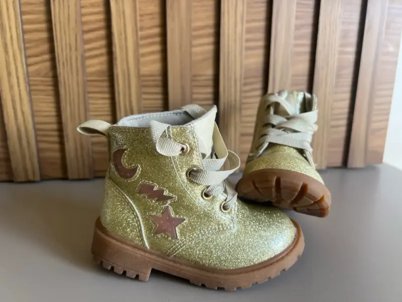 Botines dorados para niña con diseño de estrellas - 2