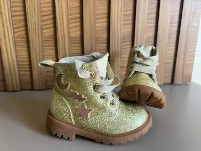 Botines dorados para niña con diseño de estrellas - miniatura 2