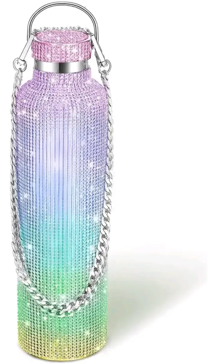 Botella de agua con cristales y cadena