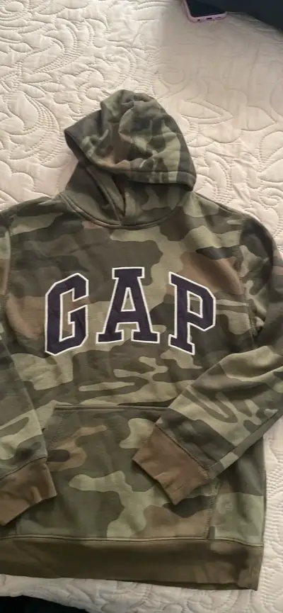 Polerón camuflado con capucha GAP para adolecentes - miniatura 1