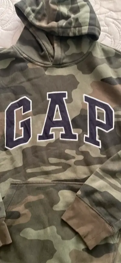 Polerón camuflado con capucha GAP para adolecentes - miniatura 2
