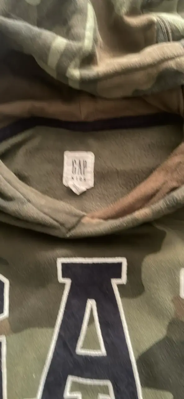 Polerón camuflado con capucha GAP para adolecentes - 3