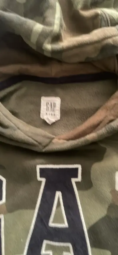 Polerón camuflado con capucha GAP para adolecentes - miniatura 3