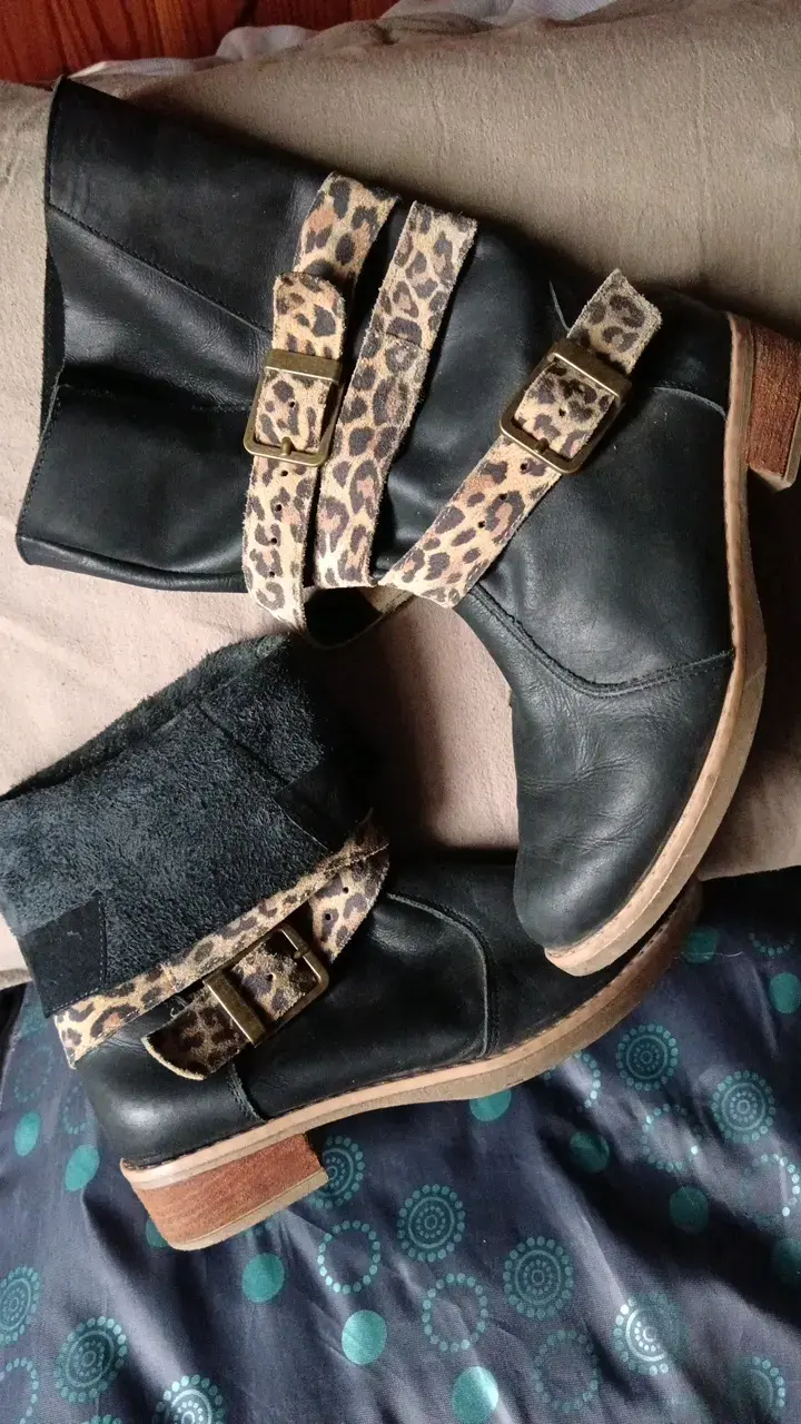 Botas negras con detalles de leopardo - 1