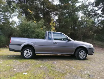 Camioneta pickup gris en buen estado - miniatura 1