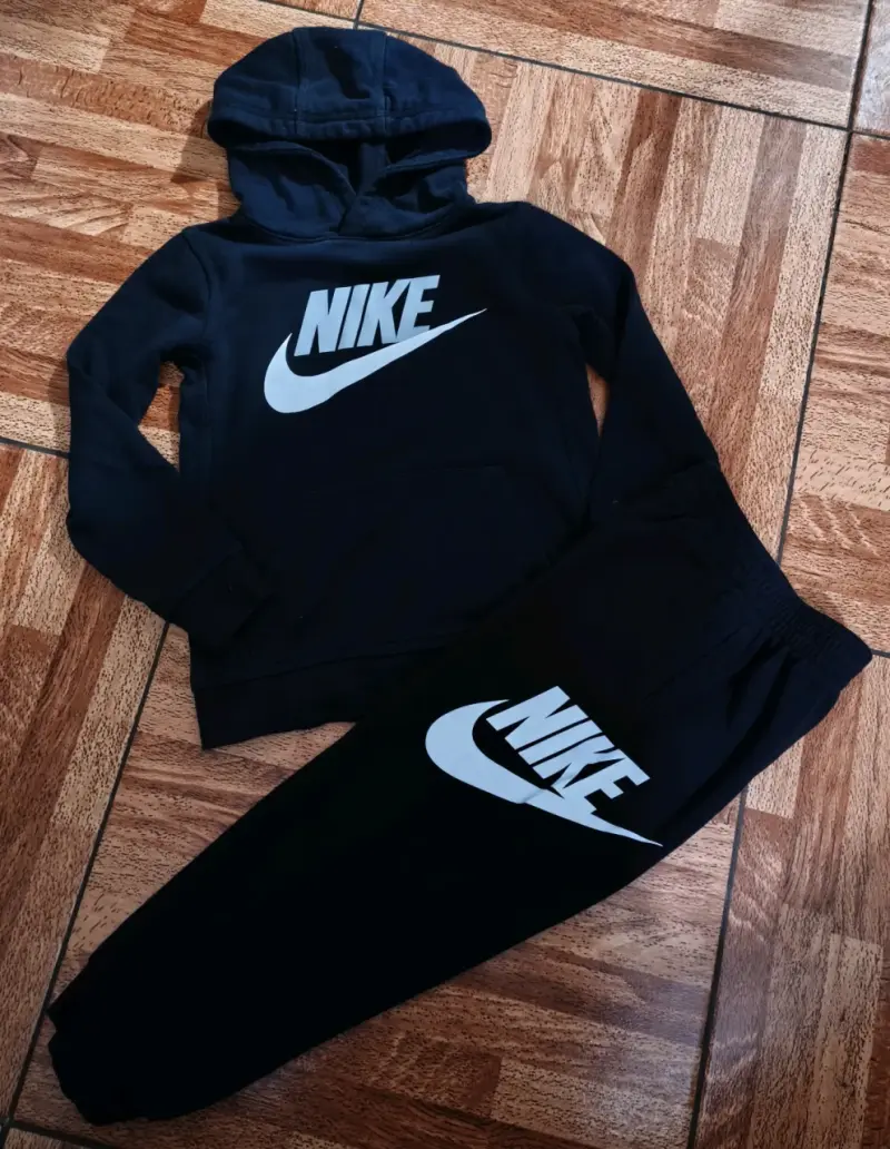 Conjunto deportivo negro Nike para niños