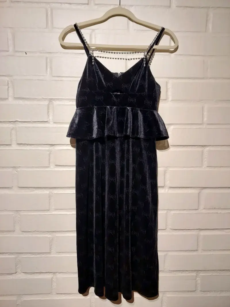 Vestido de terciopelo negro con tirantes de pedrería