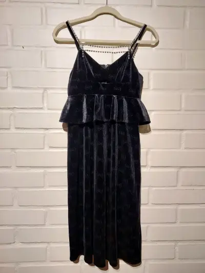 Vestido de terciopelo negro con tirantes de pedrería - miniatura 1