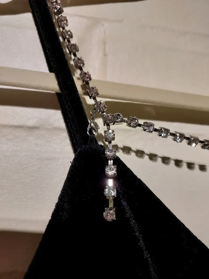 Vestido de terciopelo negro con tirantes de pedrería - 2