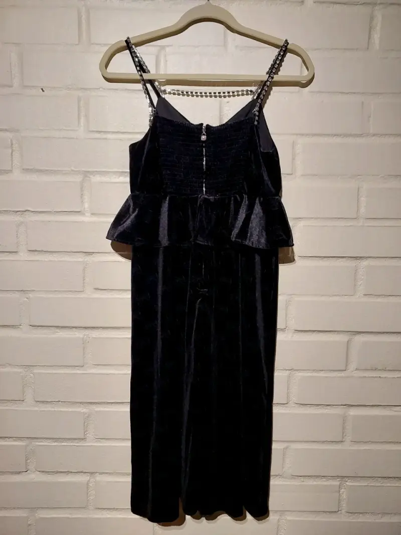 Vestido de terciopelo negro con tirantes de pedrería - 4