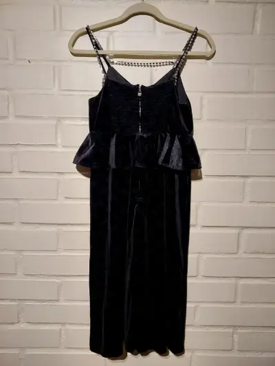 Vestido de terciopelo negro con tirantes de pedrería - miniatura 4