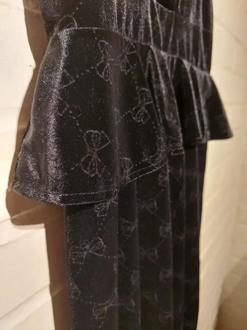 Vestido de terciopelo negro con tirantes de pedrería - 5