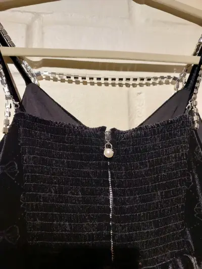 Vestido de terciopelo negro con tirantes de pedrería - miniatura 6