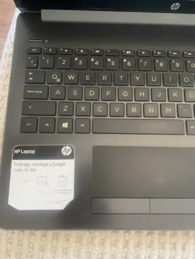 Laptop HP con Intel Pentium y pantalla grande - miniatura 3