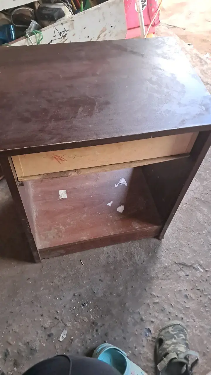 Mesa de noche de madera con cajón