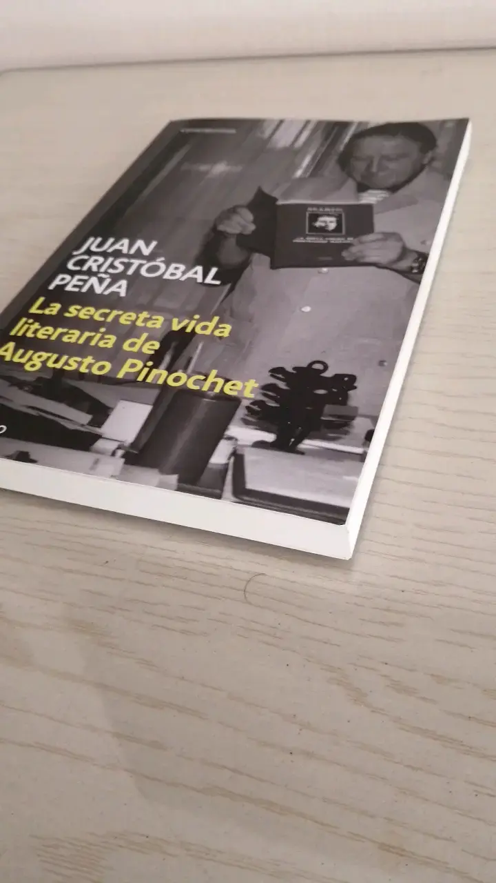 Libro 'La Secreta Vida Lit de Augusto Pinochet - 2