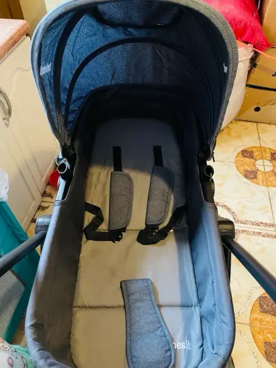 Coche de bebé Bebesit gris con capota ajustable - miniatura 1