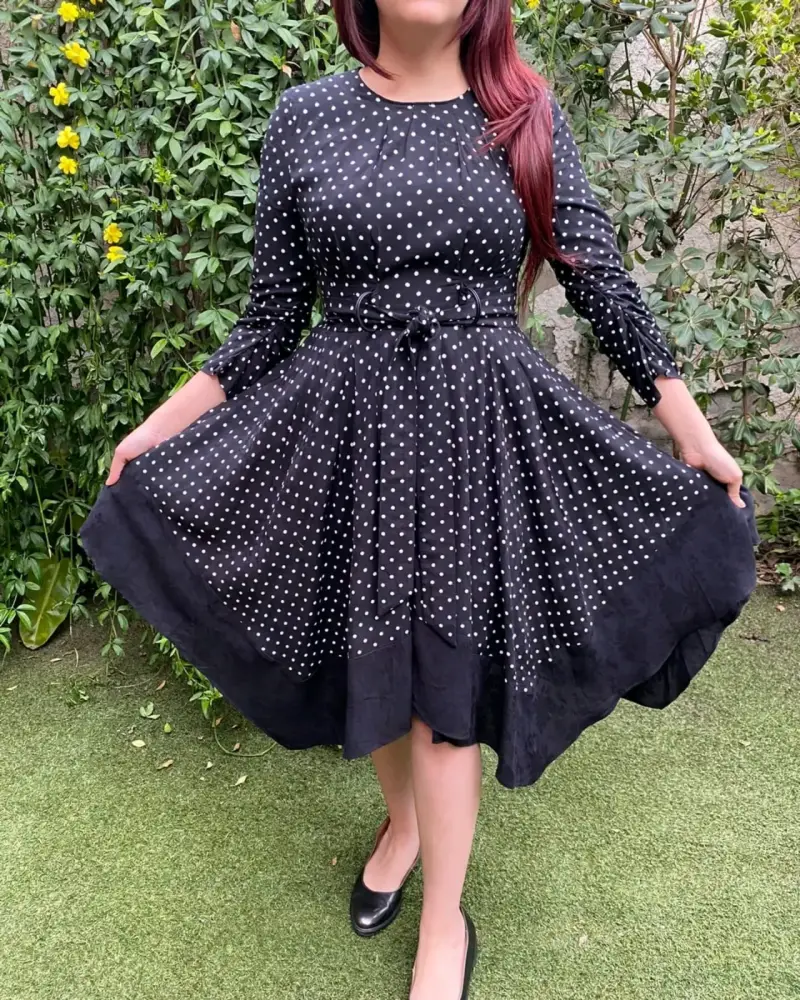 Vestido negro de lunares con cinturón