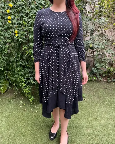 Vestido negro de lunares con cinturón - miniatura 3